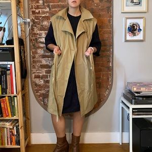 Sleeveless trench with belt